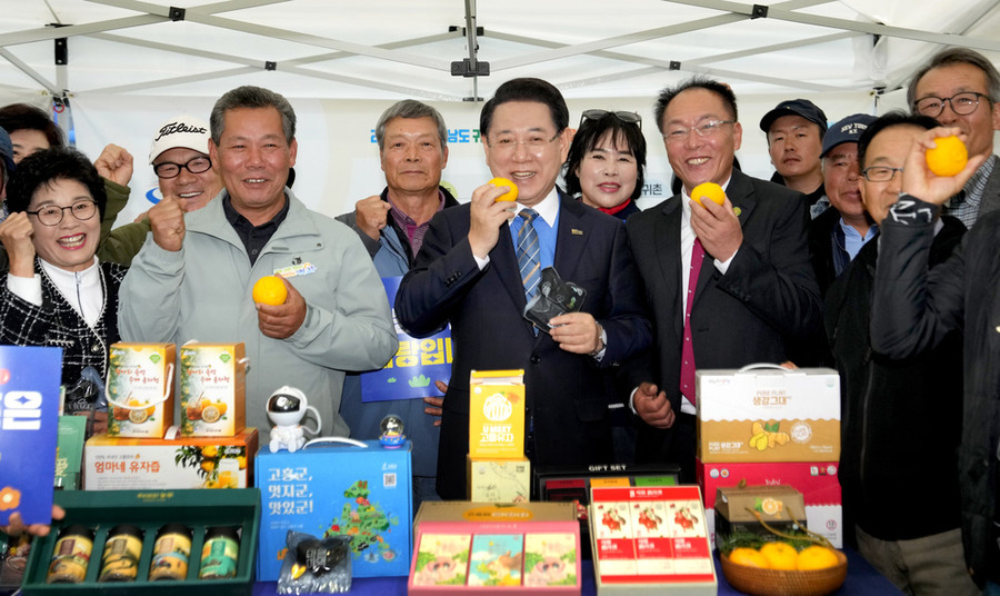 ▲ 김영록 전라남도지사가 14일 완도군 청해진스포츠센터에서 열린 ‘2025년 귀농어귀촌인 어울림 대회’에서 각 시군 농특산물 전시장을 관람하며 귀농어귀촌인을 격려하고 있다.ⓒ전라남도 제공