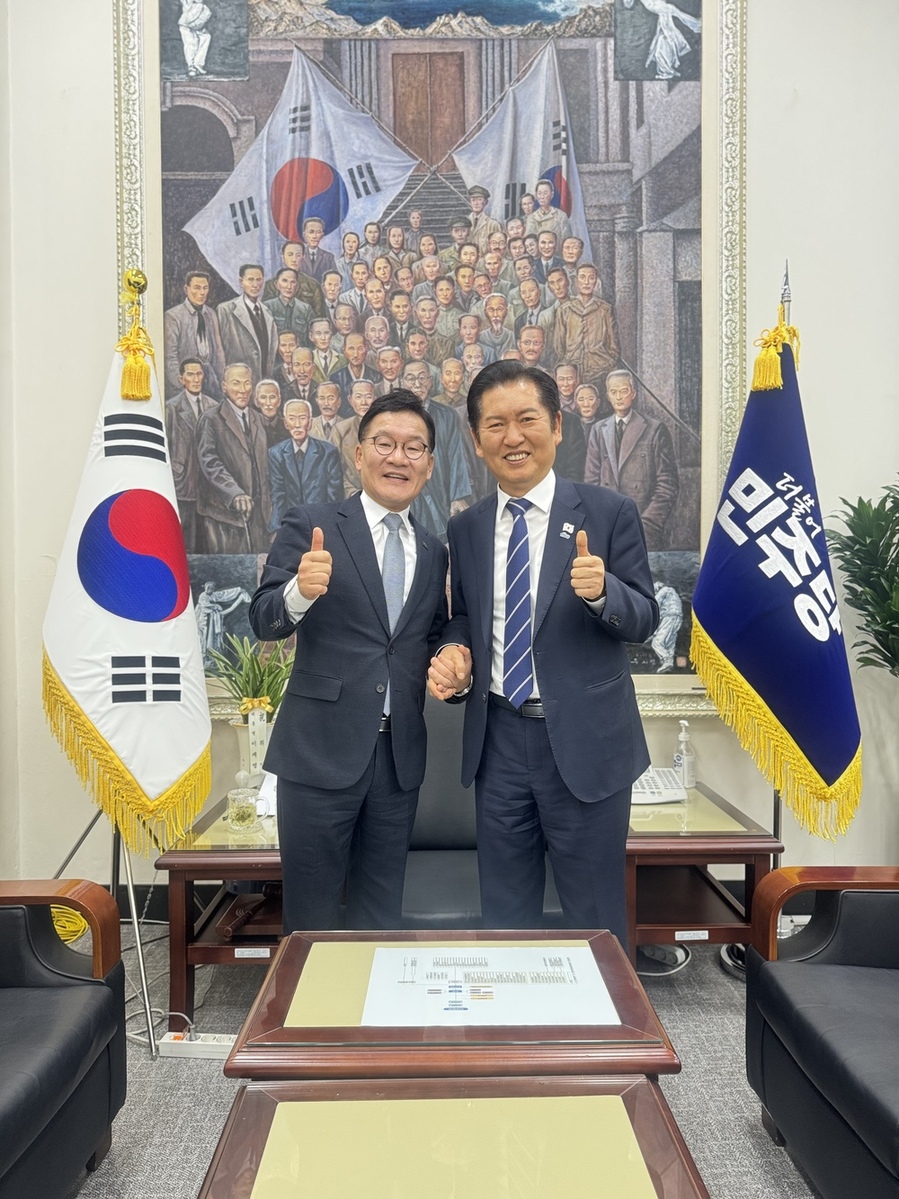 ▲ 정청래 당대표 면담(왼쪽 강위원 전남도 경제부지사, 오른쪽 정청래 더불어민주당 당대표)ⓒ전라남도 제공