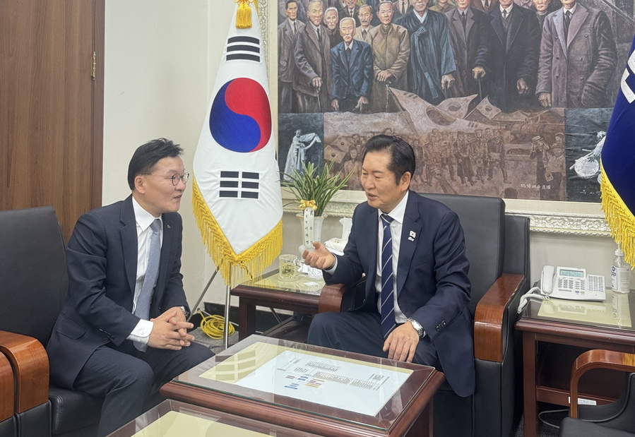 ▲ 정청래 당대표 면담(왼쪽 강위원 전남도 경제부지사, 오른쪽 정청래 더불어민주당 당대표)ⓒ전라남도 제공