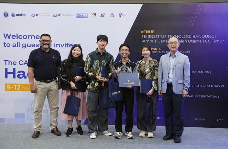 ▲ 위정현 중앙대 가상융합대학장(맨 오른쪽)과 베스트 프로젝트 수상팀과 기념촬영을 하고 있다.ⓒ중앙대