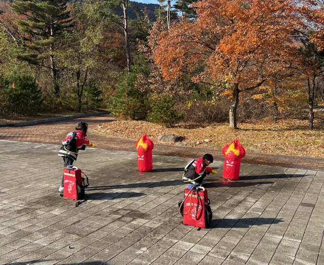 ▲ 국립공원공단이 산림교육원과 함께 14일 설악산국립공원 소공원에서 탐방객을 대상으로 산불진화 체험 부스를 운영했다. ⓒ국립공원공단