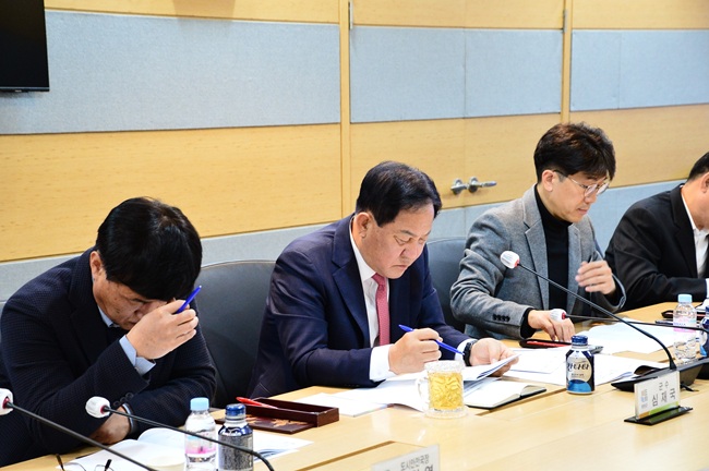 ▲ 평창군과 서울대학교 평창캠퍼스가 14일 평창군청 소회의실에서 지역발전을 위한 상생협의회를 개최했다. ⓒ평창군