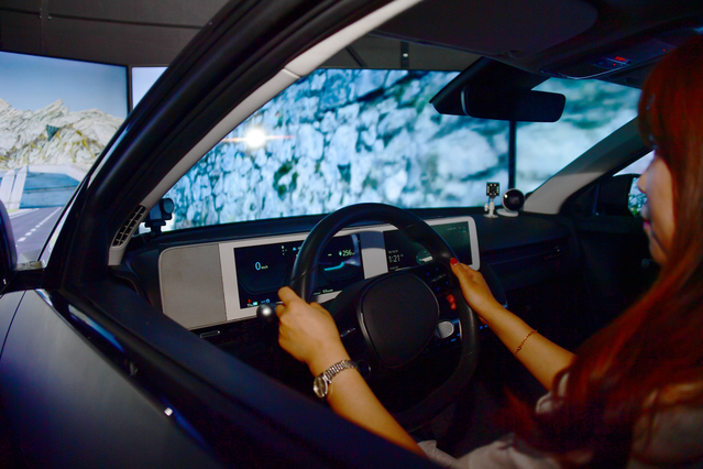 ▲ 11일 오후 광주 북구 오룡동 광주인공지능집적단지에 설치된 드라이빙 시뮬레이터에서 미래차 자율주행 등 인공지능(AI) 기반 차량 실증이 진행되고 있다. 2025.09.11. ⓒ뉴시스