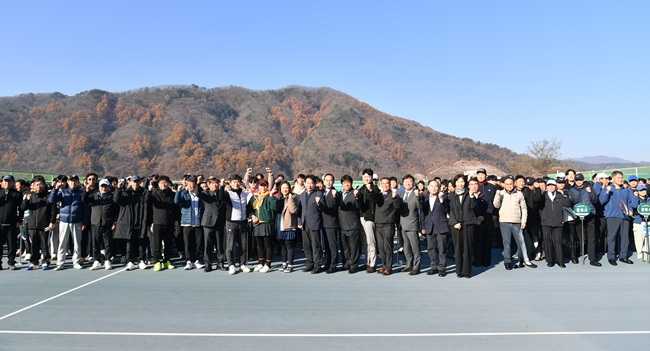 ▲ 제15회 강원특별자치도 공무원 테니스대회가 14일 하남면 거레리 레포츠타운에서 김상림 화천군 부군수 직무대리, 류희상 군의장, 박대현 도의원, 송호관 군체육회장, 김규하 도 공무원테니스 동호회장을 비롯한 선수들이 참석한 가운데 열렸다. ⓒ화천군