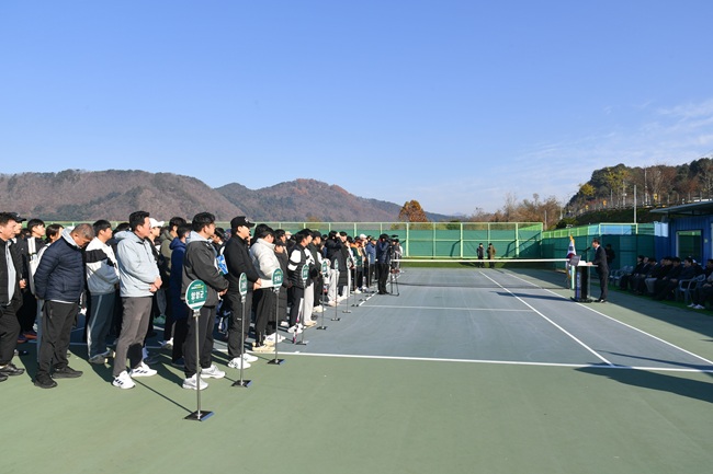 ▲ 제15회 강원특별자치도 공무원 테니스대회가 14일 하남면 거레리 레포츠타운에서 김상림 화천군 부군수 직무대리, 류희상 군의장, 박대현 도의원, 송호관 군체육회장, 김규하 도 공무원테니스 동호회장을 비롯한 선수들이 참석한 가운데 열렸다. ⓒ화천군