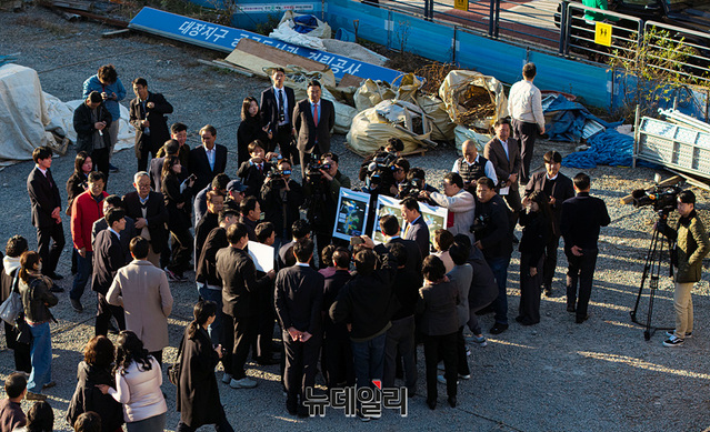 ▲ 국민의힘 지도부가 14일 오후 경기 성남시 분당구 대장지구에서 현장 관계자의 설명을 듣고 있다. ⓒ경기 성남=서성진 기자
