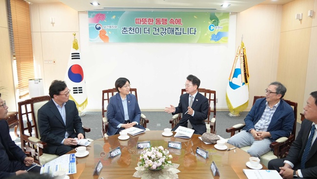 ▲ 육동한 춘천시장과 정은경 보건복지부 장관은 14일 시청 다목적실에서 '지방 살리기 상생 자매결연 협약'을 체결했다. ⓒ춘천시