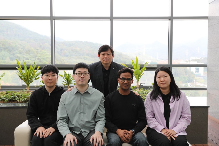 ▲ DGIST(총장 이건우) 에너지공학과 인수일 교수 연구팀이 미국 캘리포니아 공과대학교(Caltech) 윌리엄 고다드(William A. Goddard III) 교수 연구팀과 공동으로, 태양광을 이용해 이산화탄소를 고부가가치 연료인 ‘메탄’으로 전환할 수 있는 고효율 광촉매를 개발했다(DGIST 에너지공학과 인수일 교수(가운데 상단)와 연구팀).ⓒDGIST