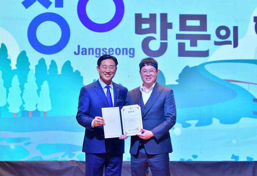 ▲ (왼쪽)김한종 장성군수, (오른쪽)인플루언서 ‘감스트(본명 김인직)’ⓒ장성군 제공