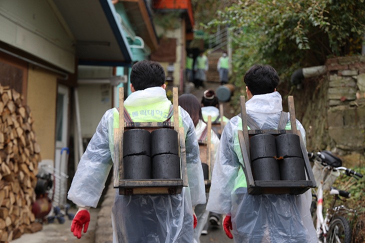 ▲ 사랑의 연탄 나눔 봉사.ⓒ가톨릭대