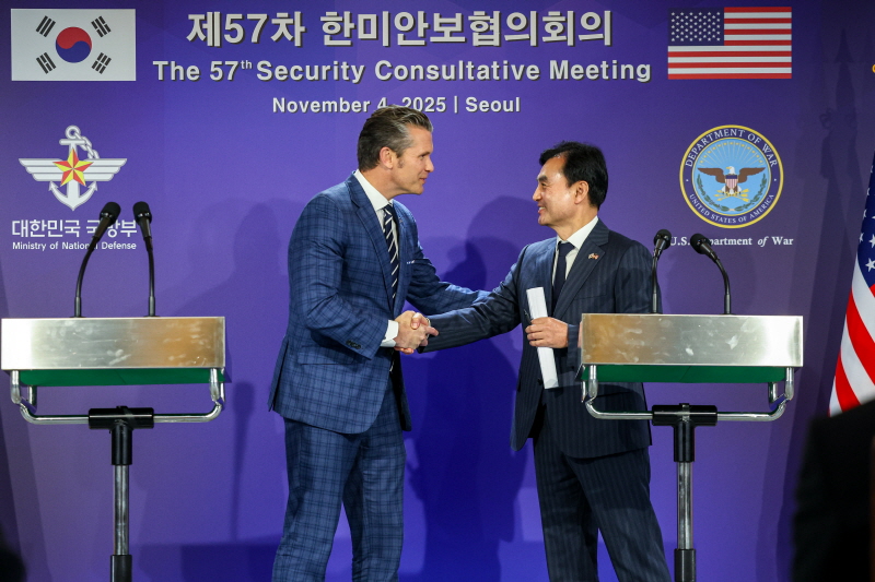 ▲ 안규백 국방부 장관과 피트 헤그세스 미국 국방부 장관이 4일 오후 서울 용산구 국방부 청사에서 제57차 한미안보협의회의(SCM) 이후 열린 공동기자회견에서 악수하고 있다. ⓒ사진공동취재단