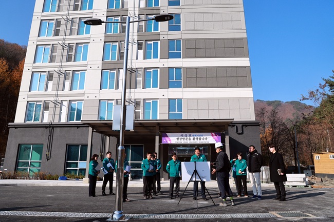 ▲ 이상호 태백시장이 오는 18일 준공을 앞둔 강원랜드 태백 직원 숙소 현장을 방문해 공정 진행상황과 향후 운영계획, 지역 상생 효과 등을 점검했다. ⓒ태백시