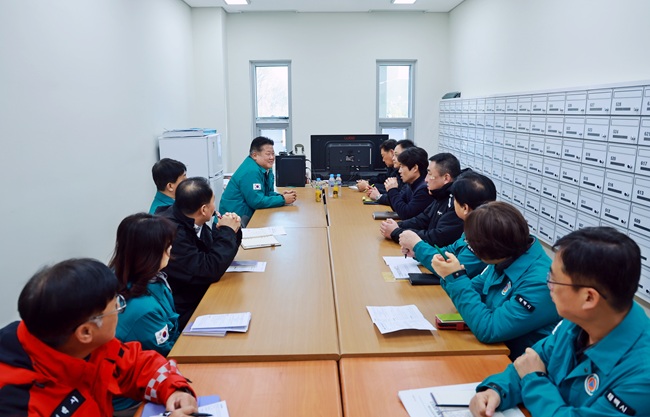 ▲ 이상호 태백시장이 오는 18일 준공을 앞둔 강원랜드 태백 직원 숙소 현장을 방문해 공정 진행상황과 향후 운영계획, 지역 상생 효과 등을 점검했다. ⓒ태백시