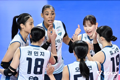 ▲ 실바가 33득점을 폭발한 GS칼텍스가 기업은행을 꺾고 2연승을 달렸다.ⓒKOVO 제공