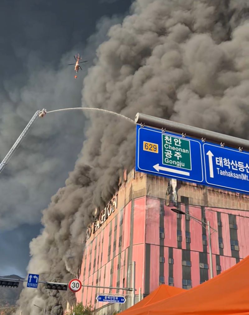 ▲ 이랜드 화재 진압을 위해 소방헬기가 출동한 모습.ⓒ독자제공