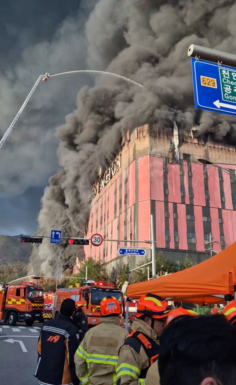 ▲ 소방당국이 이랜드 화재 진압에 나서고 있다.ⓒ독자제공