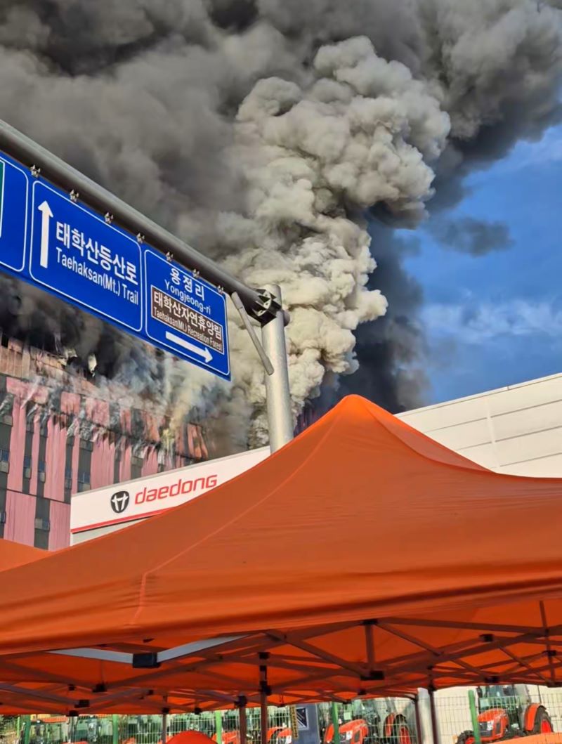 ▲ 이랜드 물류 창고에서 연기가 피어오르고 있다.ⓒ독자제공