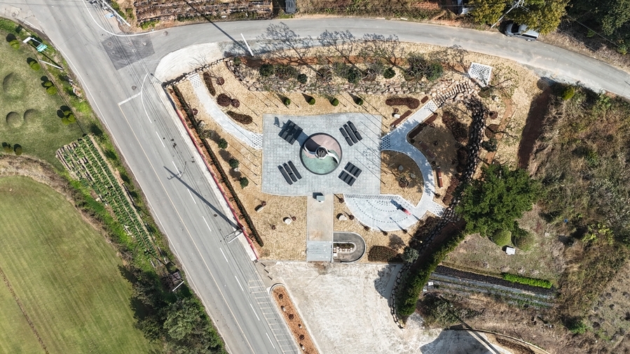 ▲ 함평군 해보면 4·8 만세운동기념탑, ‘생활환경숲’ 새단장_(해보면 4·8만세운동 기념탑 생활환경숲 항공 사진)ⓒ함평군 제공