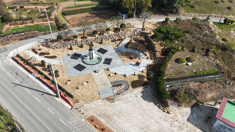 ▲ 함평군 해보면 4·8 만세운동기념탑, ‘생활환경숲’ 새단장_(해보면 4·8만세운동 기념탑 생활환경숲 항공 사진)ⓒ함평군 제공