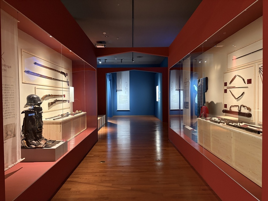 ▲ 개막식 당일에는 ‘미래 세대가 전하는 지역의 역사’를 주제로 경산시립박물관 청소년해설사들이 전시 해설을 함께 진행했다.ⓒ경산시