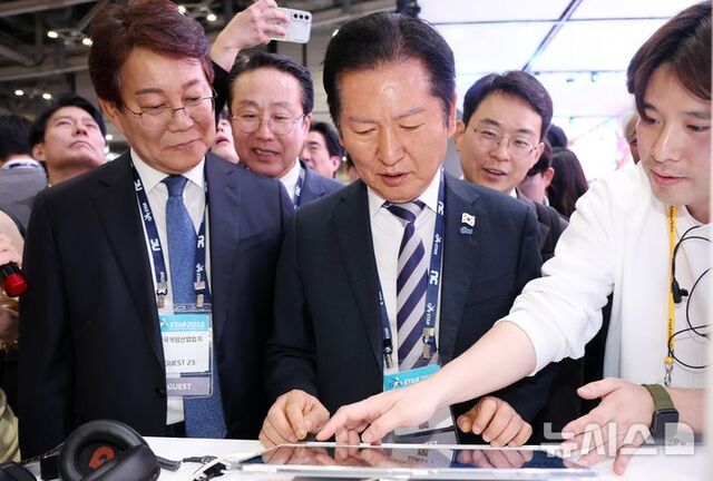 ▲ 정청래 더불어민주당 대표가 지난 14일 부산 해운대구 벡스코에서 열린 글로벌 게임전시회 '지스타 2025' 행사장을 방문, 신작 게임을 체험하고 있다. ⓒ뉴시스