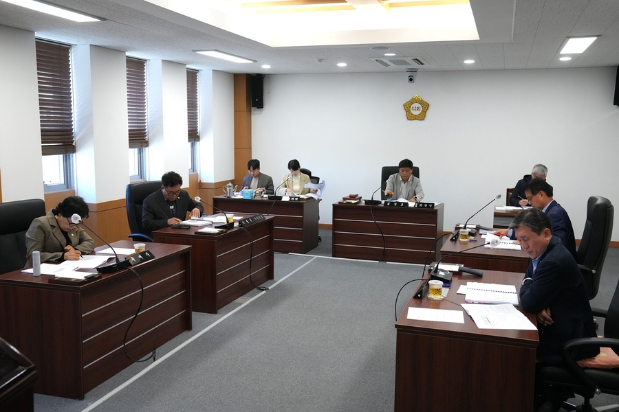 ▲ 영천시의회 산업건설위원회(위원장 김상호)는 지난 28일부터 30일까지 3일간 제248회 임시회 활동을 가졌으며 시정 발전과 시민 복리 증진을 위한 조례안, 동의안 등 9건의 안건 및 2025년도 행정사무감사 계획서 채택의 건을 심의·의결했다.ⓒ영천시의회