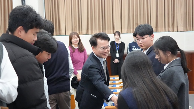 ▲ 춘천시 청소년 공공외교단이 14일 춘천바이오산업진흥원에서 1년간의 활동을 마무리하는 보고회를 열고 공공외교 경험을 공유했다. 이번 보고회에는 육동한 춘천시장과 청소년 단원 10명 등이 참석했다. ⓒ춘천시