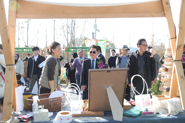 ▲ 육동한 춘천시장이 이날 목공예 시연, 목재 소품 DIY, 우드 캠핑존 등 주요 부스들을 방문했다. ⓒ춘천시