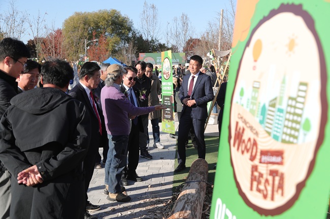 ▲ 육동한 춘천시장이 이날 목공예 시연, 목재 소품 DIY, 우드 캠핑존 등 주요 부스들을 방문했다. ⓒ