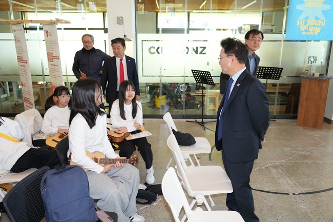 ▲ 육동한 춘천시장과 김진호 춘천시의장이 춘천더나은교육지구 교육축제에 참석했다. ⓒ춘천시