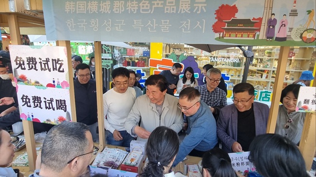 ▲ 김명기 횡성군수가 포함된 강원 횡성군 대표단이 17일까지 국제자매도시인 중국 저장성 린하이시를 공식 방문한 가운데 중국 린하이시 자양거리에 문화교류용 횡성군 특산품 홍보 부스 운영했다. ⓒ횡성군