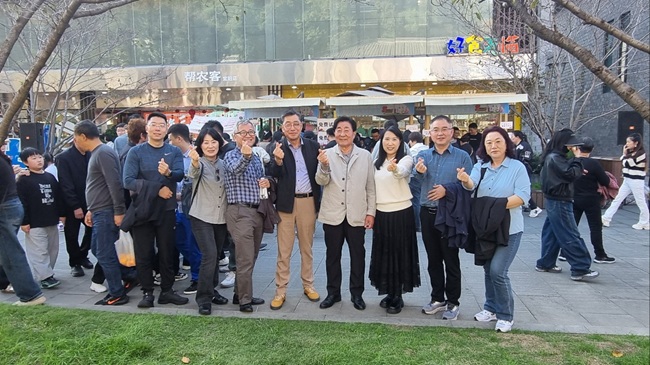 ▲ 김명기 횡성군수가 포함된 강원 횡성군 대표단이 17일까지 국제자매도시인 중국 저장성 린하이시를 공식 방문한 가운데 중국 린하이시 자양거리에 문화교류용 횡성군 특산품 홍보 부스 운영했다. ⓒ횡성군