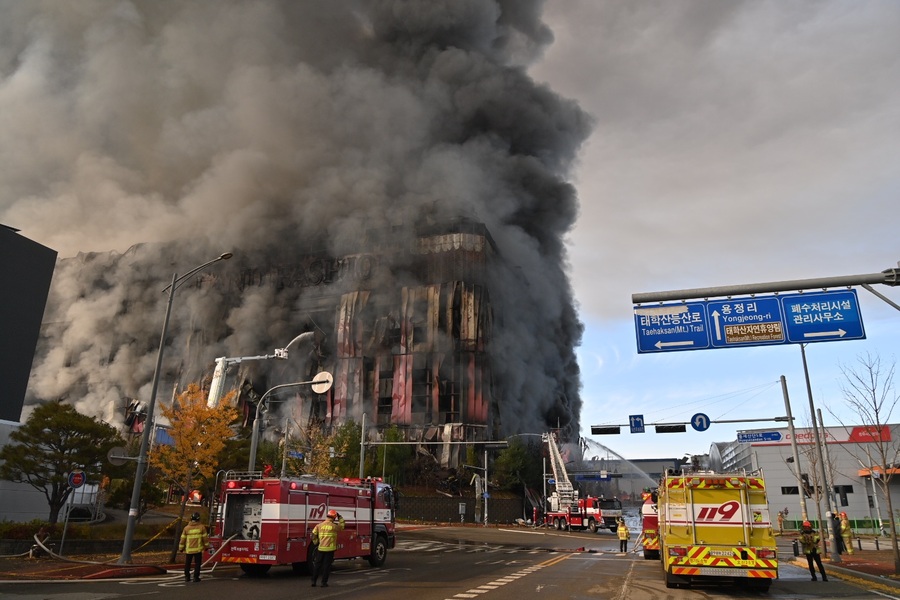 ▲ 15일 오전에 발생한 충남 천안 풍세산단 이랜드패션 물류센터 화재 현장. ⓒ충남도