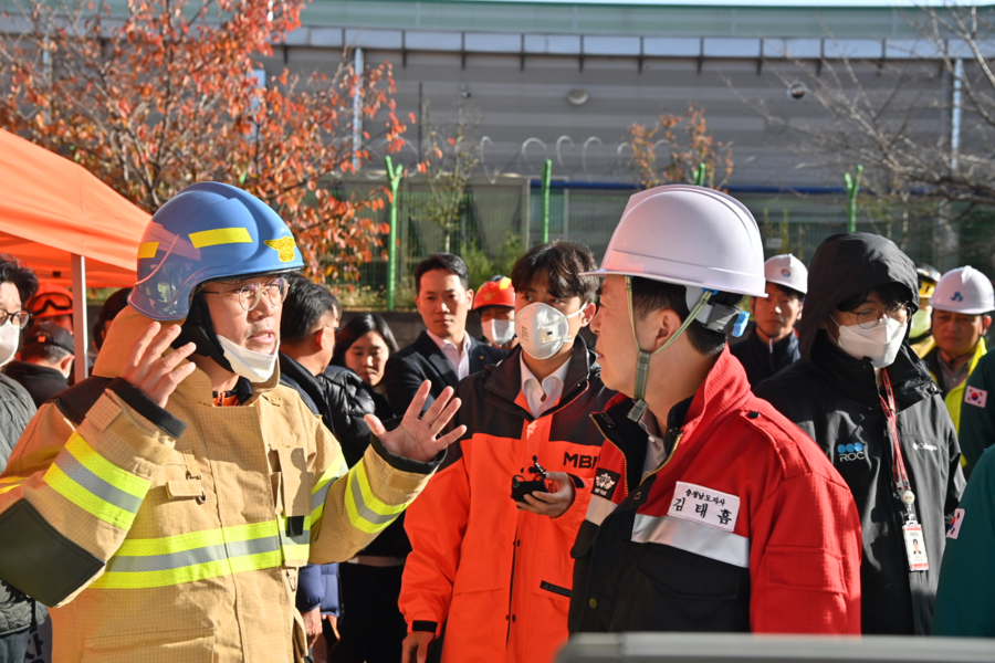 ▲ 김태흠 충남도지사가 15일 화재 현장에 도착해 현장 지휘관으로부터 보고를 받고 있다.ⓒ충남도
