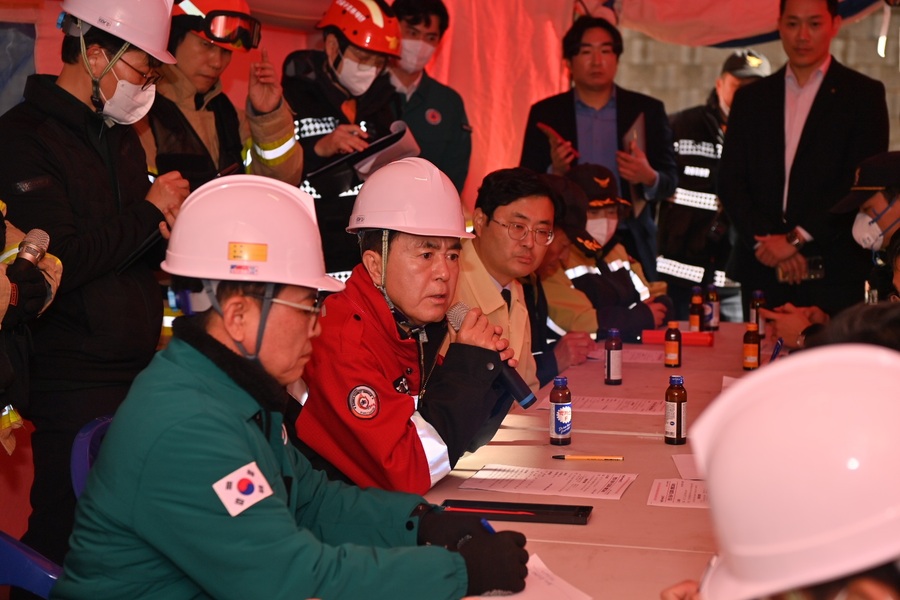 ▲ 김태흠 충남도지사가 화재 현장에서 화재 진압대책을 협의하고 있다.ⓒ충남도