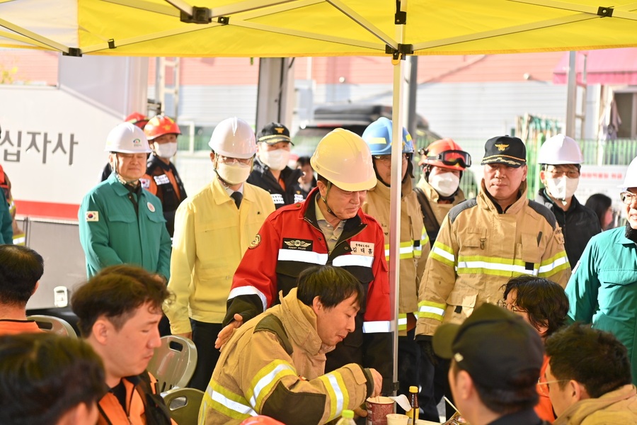 ▲ 김태흠 충남도지사가 15일 화재현장에서 컵라면을 먹고 있는 소방관들을 격려하고 있다.ⓒ충남도