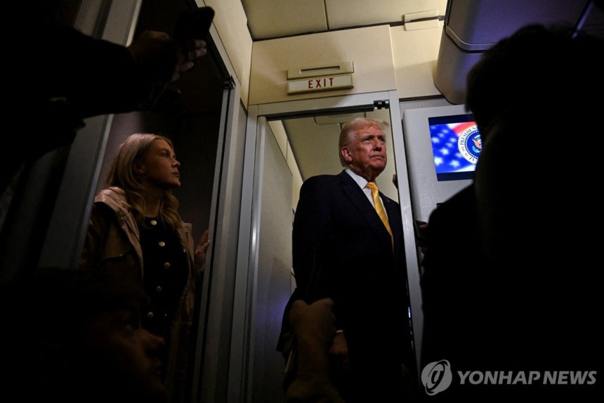 ▲ 트럼프 대통령이 플로리다주 자택으로 향하는 대통령 전용기 에어포스원 기내에서 기자들과 질의응답을 나누고 있다. /로이터 연합뉴스