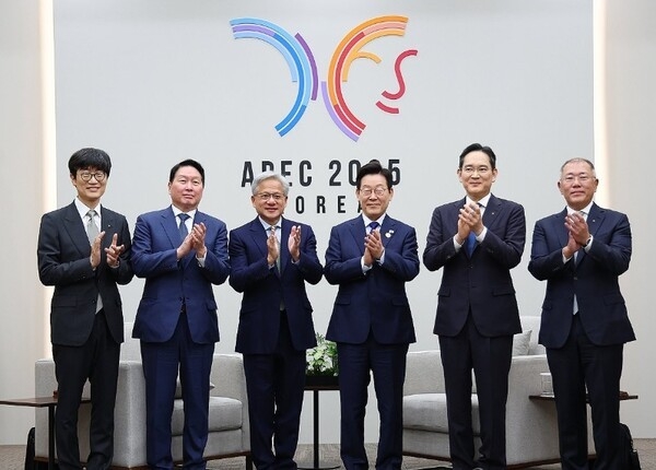 ▲ 이재명 대통령이 지난달 31일 APEC 정상회의장인 경주화백컨벤션센터에서 젠슨 황 엔비디아 최고경영자 접견에 앞서 국내 기업 대표들과 함께 기념촬영을 하고 있다. /연합뉴스