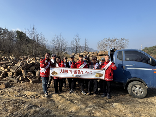 ▲ 철원군이 지난 13일 갈말읍 문혜리 일원에서 숲가꾸기 산물 활용 땔감 나누기 행사를 가졌다. ⓒ철원군