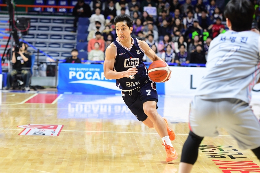 ▲ '디펜딩 챔피언' LG가 kt를 잡았고, 슈퍼팀 KCC는 현대모비스를 가뿐히 제압했다.ⓒKBL 제공