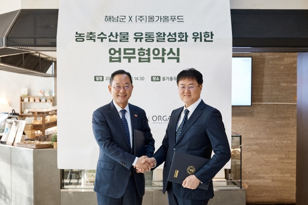 ▲ 14일 송파구 올가홀푸드 방이점에서 열린 농축수산물 유통활성화를 위한 업무협약식에서 올가홀푸드 권순욱 대표(사진 오른쪽)와 명현관 해남군수(사진 왼쪽)가 기념 촬영을 하고 있다.ⓒ올가홀푸드