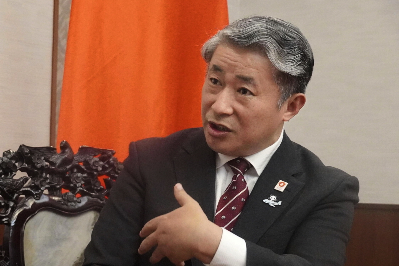 ▲ 쉐젠 주오사카 중국 총영사가 11일 일본 오사카에서 취재진과 인터뷰하고 있다. 쉐젠 총영사는 지난 8일 SNS에 다카이치 사나에 일본 총리를 겨냥해 