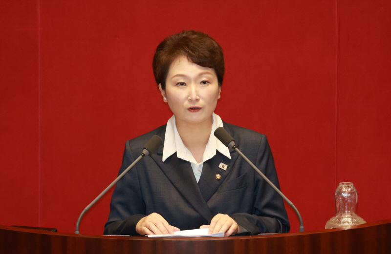 ▲ 이언주 더불어민주당 최고위원이 지난 9월 17일 서울 여의도 국회에서 열린 제429회국회(정기회) 제7차 본회의 '경제에 관한 질문'에서 질의 전 발언하고 있다. ⓒ뉴시스