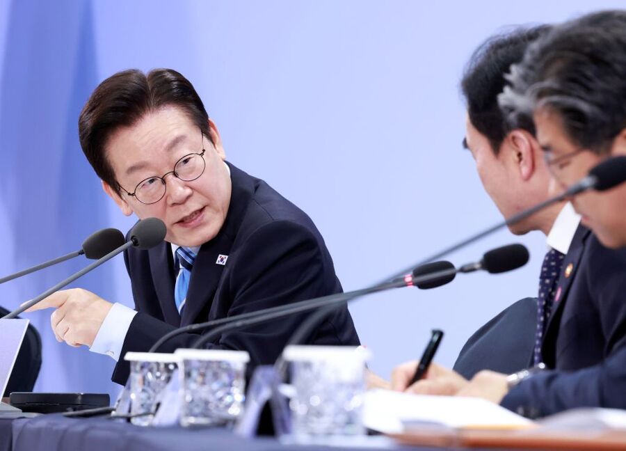 ▲ 이재명 대통령이 지난 14일 경기 파주시 라이브러리스테이 지지향에서 열린 '경기 북부의 마음을 듣다' 타운홀 미팅에서 안규백 국방부 장관에 질문하고 있다. ⓒ뉴시스