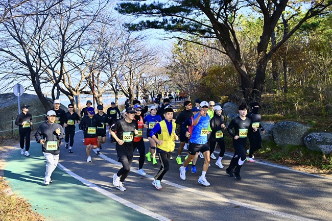 ▲ 이번 행사에는 사회공헌 활동으로 잘 알려진 가수 션이 특별 게스트로 참여했다. ⓒ속초시