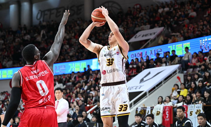 ▲ 리그 1위 LG가 2위 정관장을 꺾으며 1위 자리를 굳건히 지켜냈다.ⓒKBL 제공