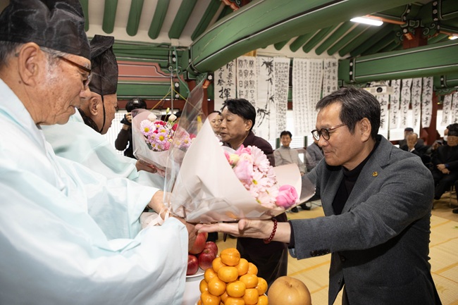 ▲ 강릉향교(전교 권혁기)가 지난 15일 명륜당에서 기로연(耆老宴)을 개최했다. 이날 행사에서는 강릉시 원로 유림 중 83세 이상 어르신 4명을 모신 가운데 성균관 여성유도회에서 노인공경의 마음을 전하며 큰절을 올리는 헌수행사가 진행됐다. 이날 행사에는 김홍규 강릉시장과 최익순 강릉시의장이 참석했다. ⓒ강릉시