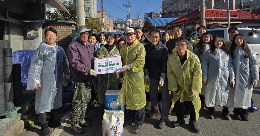 ▲ 충북개발공사 직원들이 취약계층 겨울 난방을 위해 연탄을 배달한 뒤 생필품을 전달하고 있다.ⓒ충북개발공사