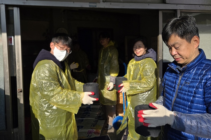▲ 충북개발공사 직원들이 취약계층을 위한 겨울철 난방 지원을 위해 연탄을 배달하고 있다. ⓒ충북개발공사