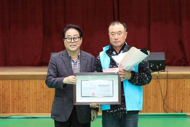 ▲ 최상기 인제군수(사진 왼쪽). ⓒ인제군